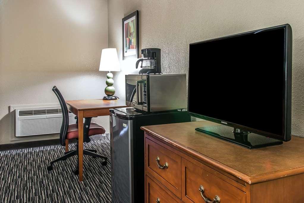 Quality Inn & Suites Banquet Center Livonia Habitación foto