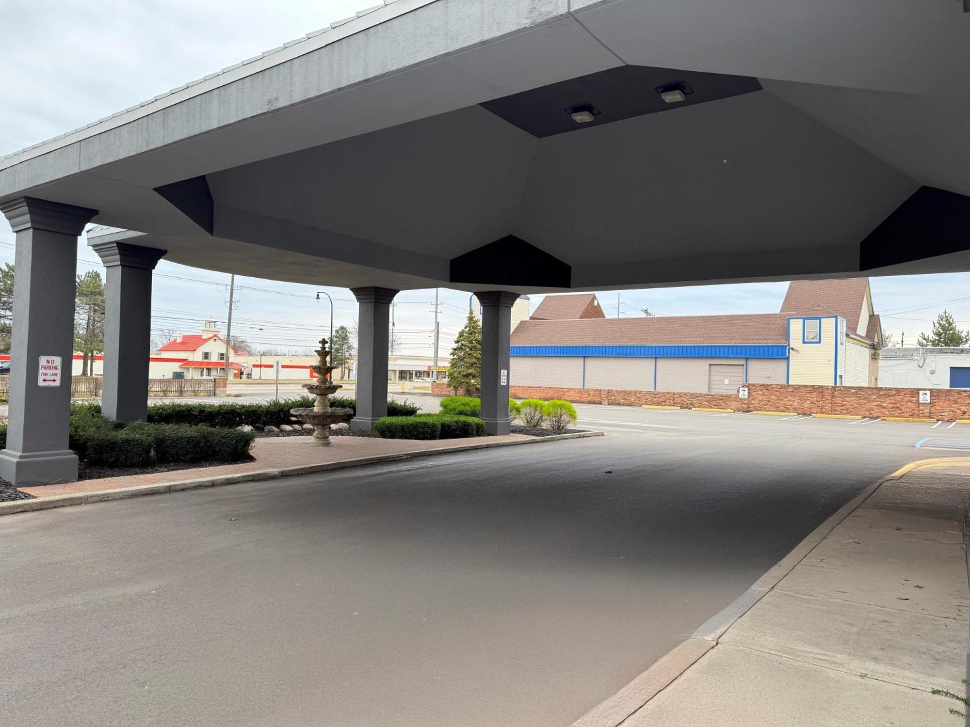 Quality Inn & Suites Banquet Center Livonia Exterior foto
